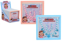 Collier et bracelet de perles dans un écrin de rangement de